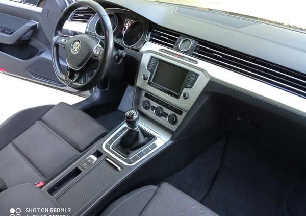 Volkswagen Passat cena 41900 przebieg: 297300, rok produkcji 2017 z Piła małe 254